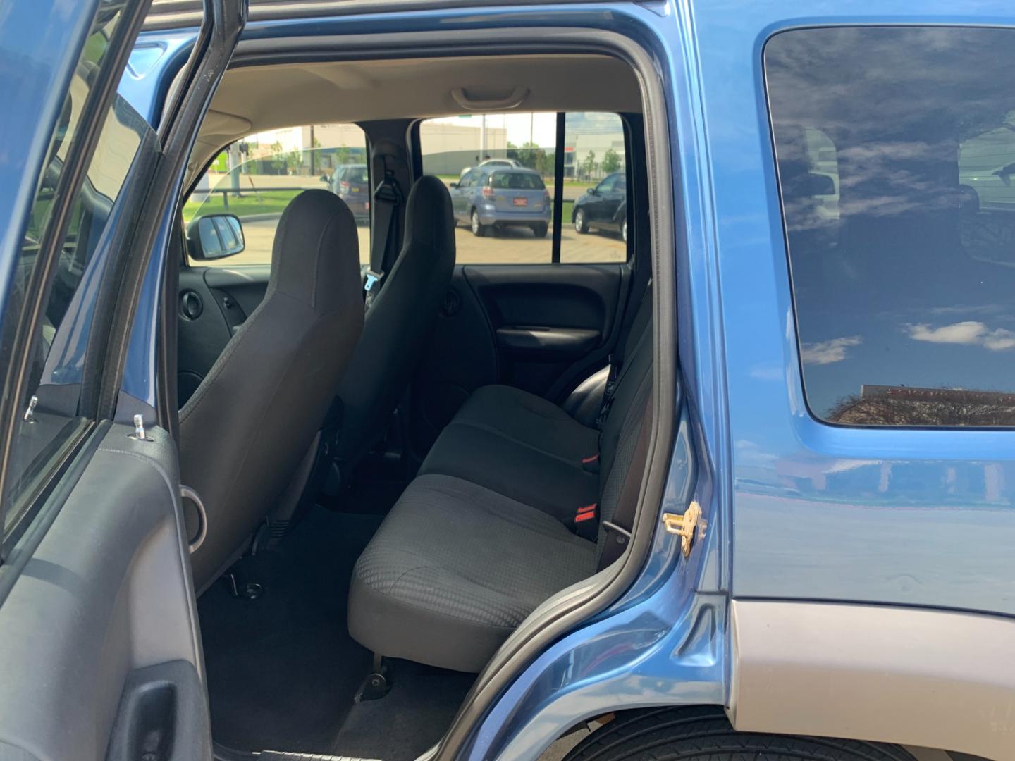 2004 blue /black Jeep Liberty Columbia Edition 2WD (1J4GK48KX4W) with an 3.7L V6 SOHC 12V engine, Automatic transmission, located at 14700 Tomball Parkway 249, Houston, TX, 77086, (281) 444-2200, 29.928619, -95.504074 - Photo#9